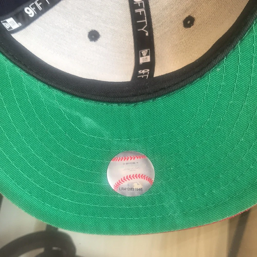 LA DODGERS NEW ERA hat, snap back,‎ one size, black and red great used condition